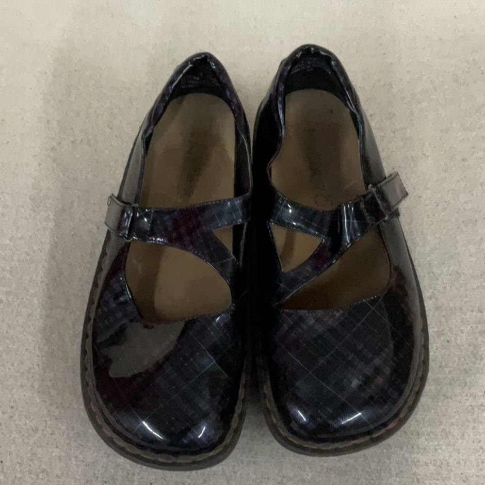EUC Woman’s INGARO shoes 
Size 7 
Slip resistant